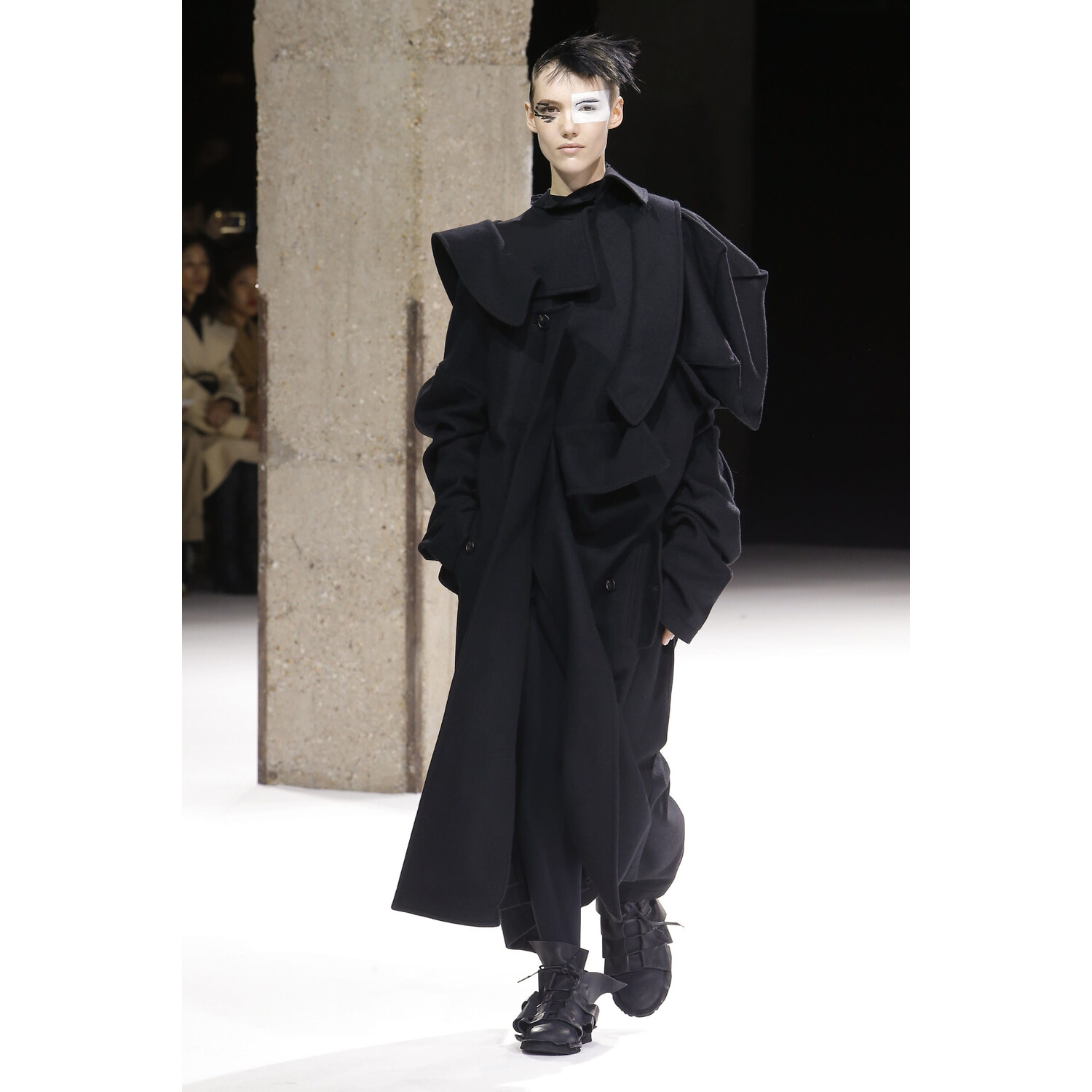 Фото Yohji Yamamoto Fall 2018 Ready-to-Wear , Ёдзи Ямамото осень зима 2018 , Fashion show , неделя моды в Париже , PFW , Mainstyles